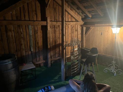 une femme se posant au sol dans une grange dans l'établissement gite du Breuchin, à La Longine