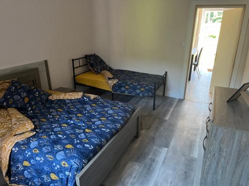 une chambre avec deux lits dans une pièce dans l'établissement gite du Breuchin, à La Longine