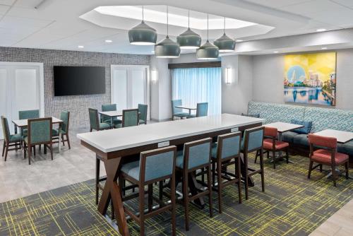 Μια τηλεόραση ή/και κέντρο ψυχαγωγίας στο Hampton Inn Coventry-Warwick Area