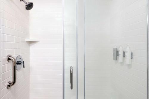 Ένα μπάνιο στο Hampton Inn Coventry-Warwick Area