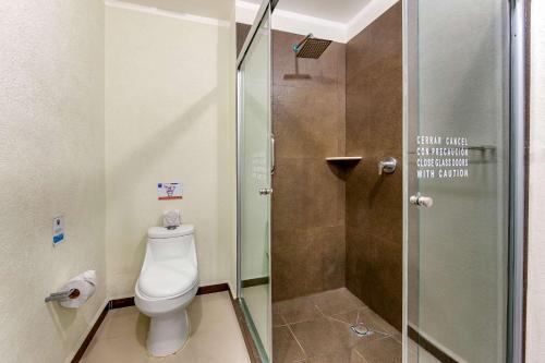 Ванная комната в Comfort Inn Cancún Aeropuerto