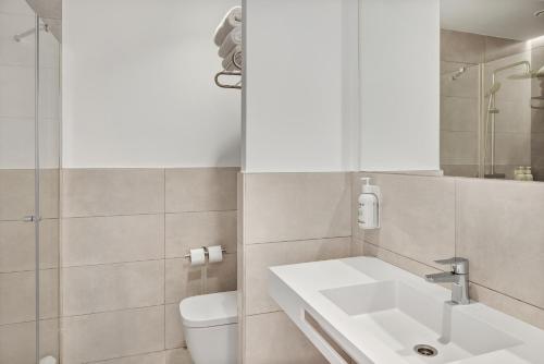 a bathroom with a sink and a toilet at B&B HOTEL Madrid Fuenlabrada Retail Park in Fuenlabrada