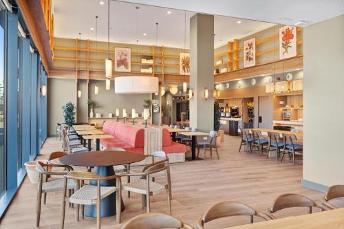 a restaurant with tables and chairs and a bar at B&B HOTEL Madrid Fuenlabrada Retail Park in Fuenlabrada