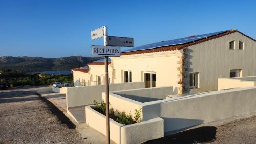a street sign in front of a building at Hotel Borgo Dell'Orso in Palau