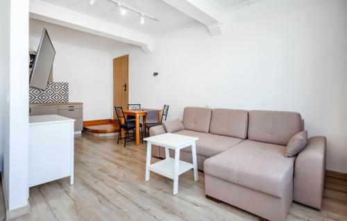 una sala de estar con un sofá y una mesa en Beautiful Apartment In Jastarnia, en Jastarnia