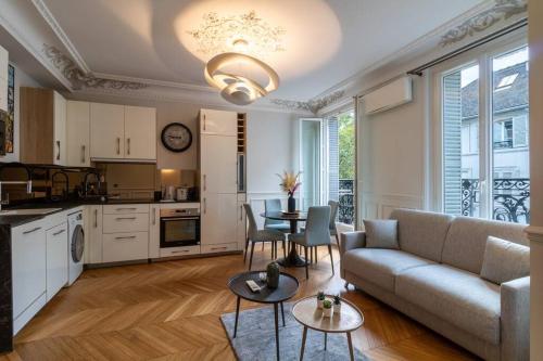 un salon avec un canapé et une table dans l'établissement Appart 4pers # 1 Bedroom # Ternes # Paris 17, à Paris