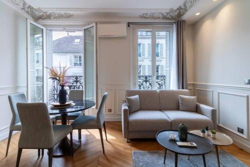 un salon avec un canapé et une table dans l'établissement Appart 4pers # 1 Bedroom # Ternes # Paris 17, à Paris