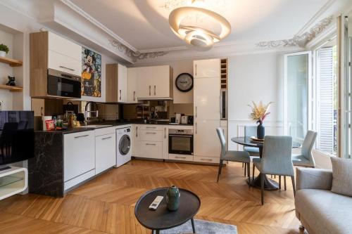 une cuisine et un salon avec une table et des chaises dans l'établissement Appart 4pers # 1 Bedroom # Ternes # Paris 17, à Paris