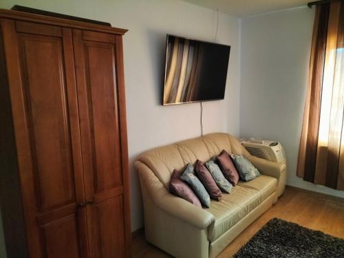 a living room with a couch with pillows on it at Safrany kulcsoshaz in Odorheiu Secuiesc