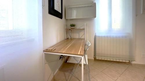 a room with a desk in the corner of a room at Centralissimo - Nuovo - Parcheggio Privato in Perugia