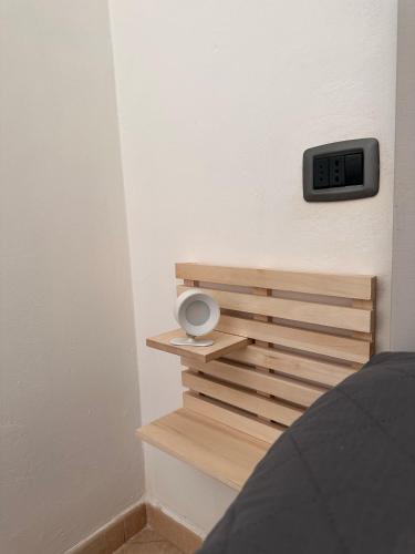 a clock on the wall next to a bed at Centralissimo - Nuovo - Parcheggio Privato in Perugia