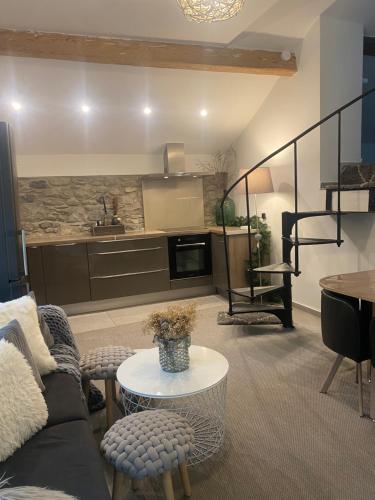 un salon avec un canapé et une table dans l'établissement Appartement dans une maison avec espace extérieur, à Ville-la-Grand