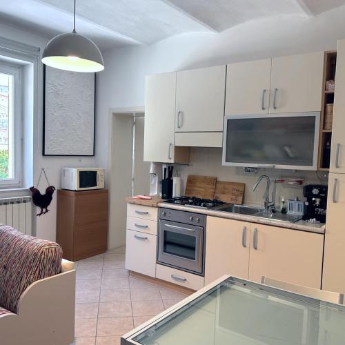 a kitchen with white cabinets and a stove top oven at Centralissimo - Nuovo - Parcheggio Privato in Perugia