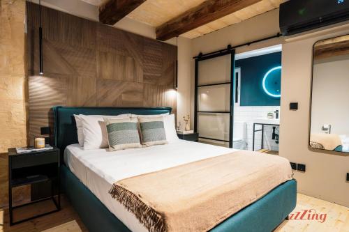 une chambre avec un grand lit dans une pièce dans l'établissement The Florian Boutique Guesthouse by Zzzing, à Cospicua
