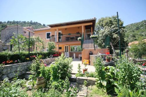 Κήπος έξω από το Baldo's Happy Garden- BRAND NEW