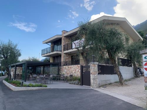 Το κτήριο όπου στεγάζεται  το κάμπινγκ