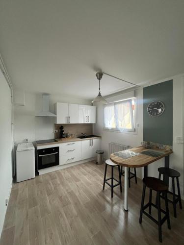 une cuisine avec une table et quelques chaises dans l'établissement Chez Stef, à Saint-Dizier