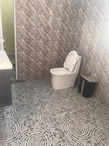 ApéyéméにあるVhomesのタイルフロアのバスルーム(トイレ付)
