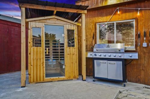 a outdoor kitchen with a stove and a window at Sophisticated 5BR 2,5BA Holiday Villa - Pool Sauna Hot Tub in Grand Prairie