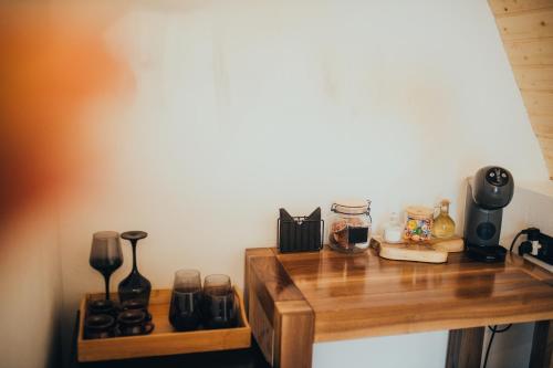Příslušenství pro přípravu čaje a kávy v ubytování Pensiunea Casa Iulia A-Frame