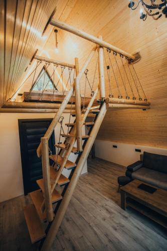 Palanda nebo palandy na pokoji v ubytování Pensiunea Casa Iulia A-Frame