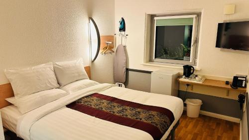 Postel nebo postele na pokoji v ubytování Cambridge Hotel Bradford Central