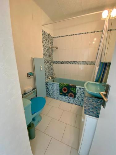 a bathroom with a toilet and a sink and a tub at Charmant logement 4 personnes in Lans-en-Vercors