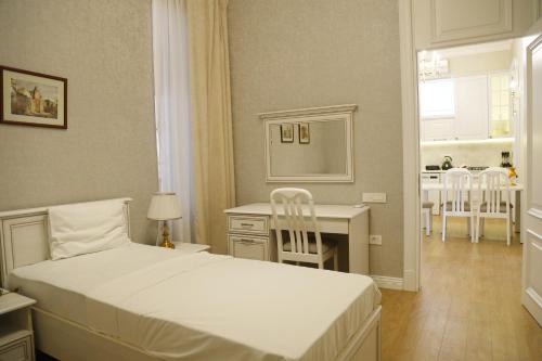 Llit o llits en una habitació de Dionis Hotel