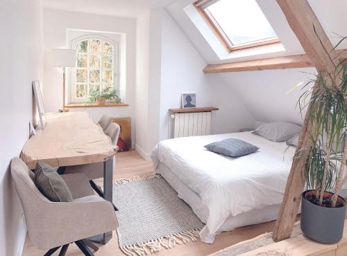 une chambre avec un lit, un bureau et une fenêtre dans l'établissement La Maison Blanche, à Auteuil