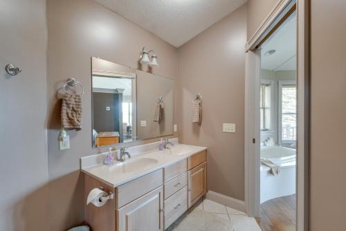 een badkamer met een wastafel en een spiegel bij Panoramic Views Hillside Millersburg Studio in Millersburg