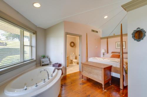 Ένα μπάνιο στο Millersburg Getaway with Amish Country Views!