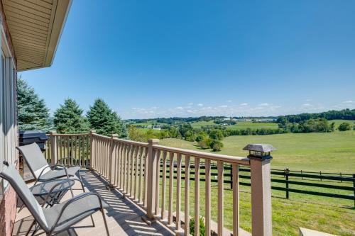 Μπαλκόνι ή βεράντα στο Holmes With a View Studio Millersburg Retreat!