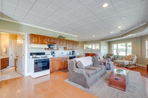 Η κουζίνα ή μικρή κουζίνα στο Holmes With a View Studio Millersburg Retreat!
