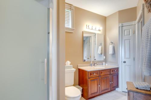 Ένα μπάνιο στο Holmes With a View Studio Millersburg Retreat!