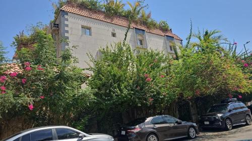 two cars parked in front of a building at شقة استوديو in Abḩur al Janūbīyah