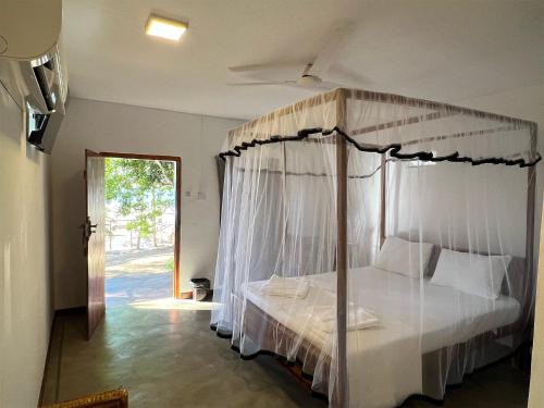 Postel nebo postele na pokoji v ubytování Ocean Vibe Srilanka