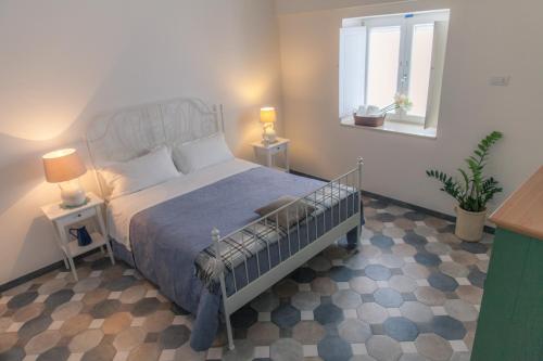 Postel nebo postele na pokoji v ubytování Marinella Suite Home