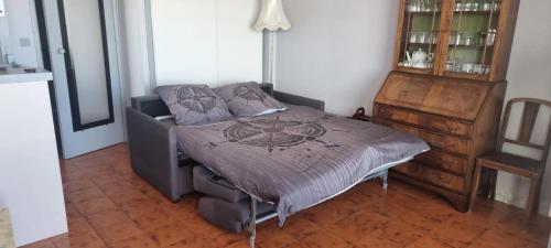 une chambre avec un lit et une commode dans l'établissement Studio front de mer, à Arcachon