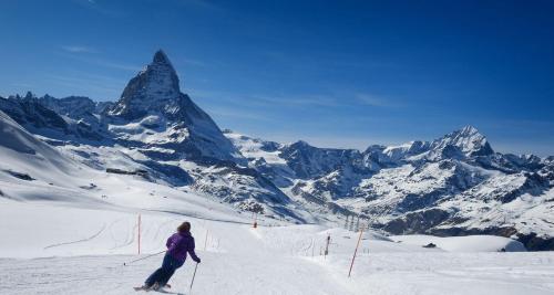 a person on skis on a snow covered mountain at Condominio La Grand'Ourse - Cervinia in Breuil-Cervinia