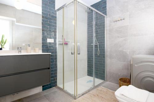 ein Badezimmer mit Dusche, Toilette und Waschbecken in der Unterkunft Estepona Centre Fishermans Cottage LEIF in Estepona