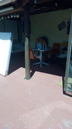 une chambre avec des chaises, une table et un poteau dans l'établissement Maison sur 3 étages avec patio, terrasse avec barbecue, 1 chambre de disponible au 1er étage, à Fresnes