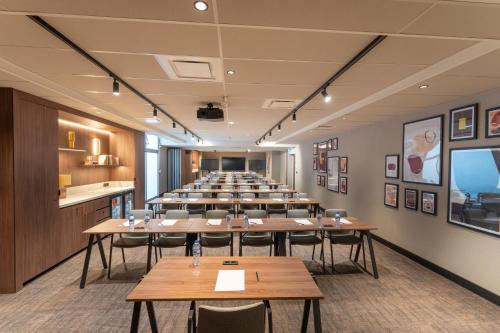 une grande salle à manger avec tables et chaises dans l'établissement Hotel Inn Design Paris Place d'italie, à Paris