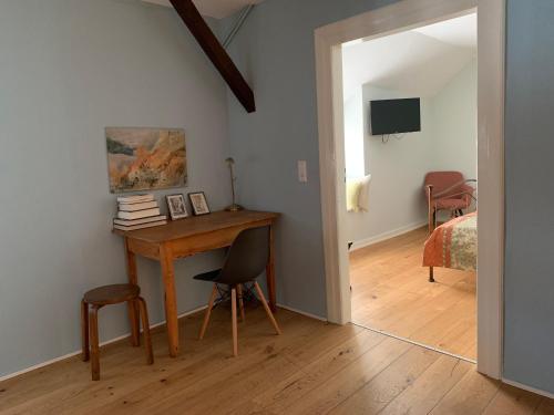 Habitación con escritorio y dormitorio con cama. en Augusta Trarbach, en Traben-Trarbach