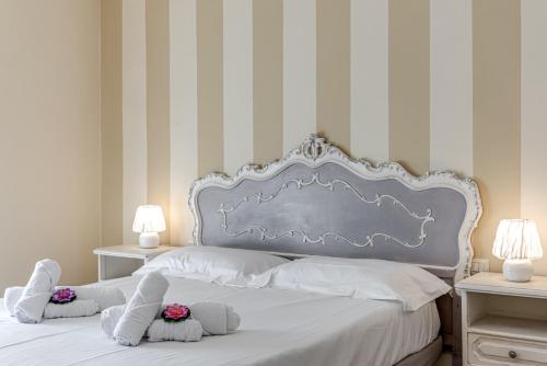 A bed or beds in a room at Flora - Sweet Dreams in Florence