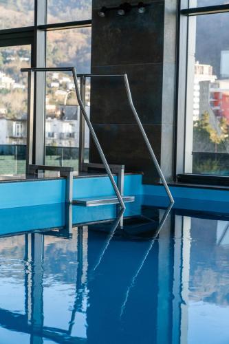 Der Swimmingpool an oder in der Nähe von Green Side Apart Hotel