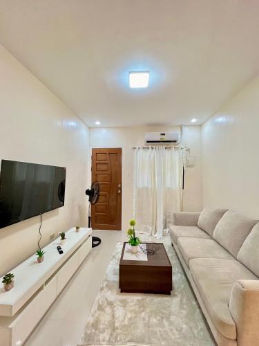 Μια τηλεόραση ή/και κέντρο ψυχαγωγίας στο Affordable and Cozy Home in Cagayan de Oro