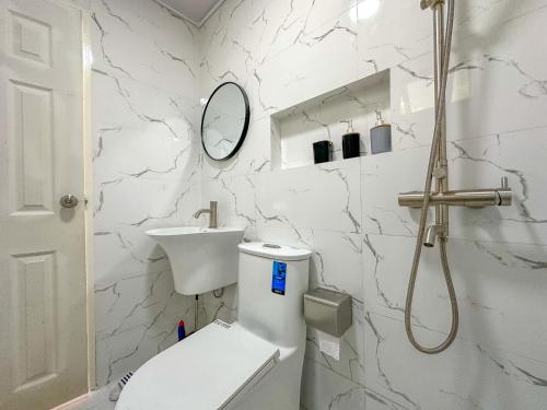 マレにあるModern, Cozy 2-Bedroom Apartmentのトイレと洗面台を備えた白いバスルーム