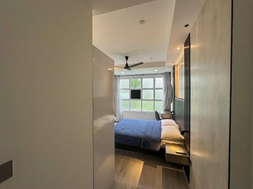 マレにあるModern, Cozy 2-Bedroom Apartmentのベッドと窓のある寝室