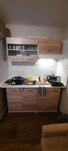 Кухня или мини-кухня в All Season Apartments
