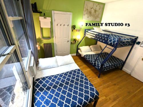 En eller flere senge i et værelse på NYC Empire Apartments